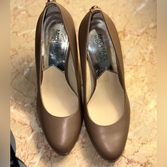 Michael Kors Taupe Platform Pumps Heels W/Charm | Size 6M - Picture 5 of 7